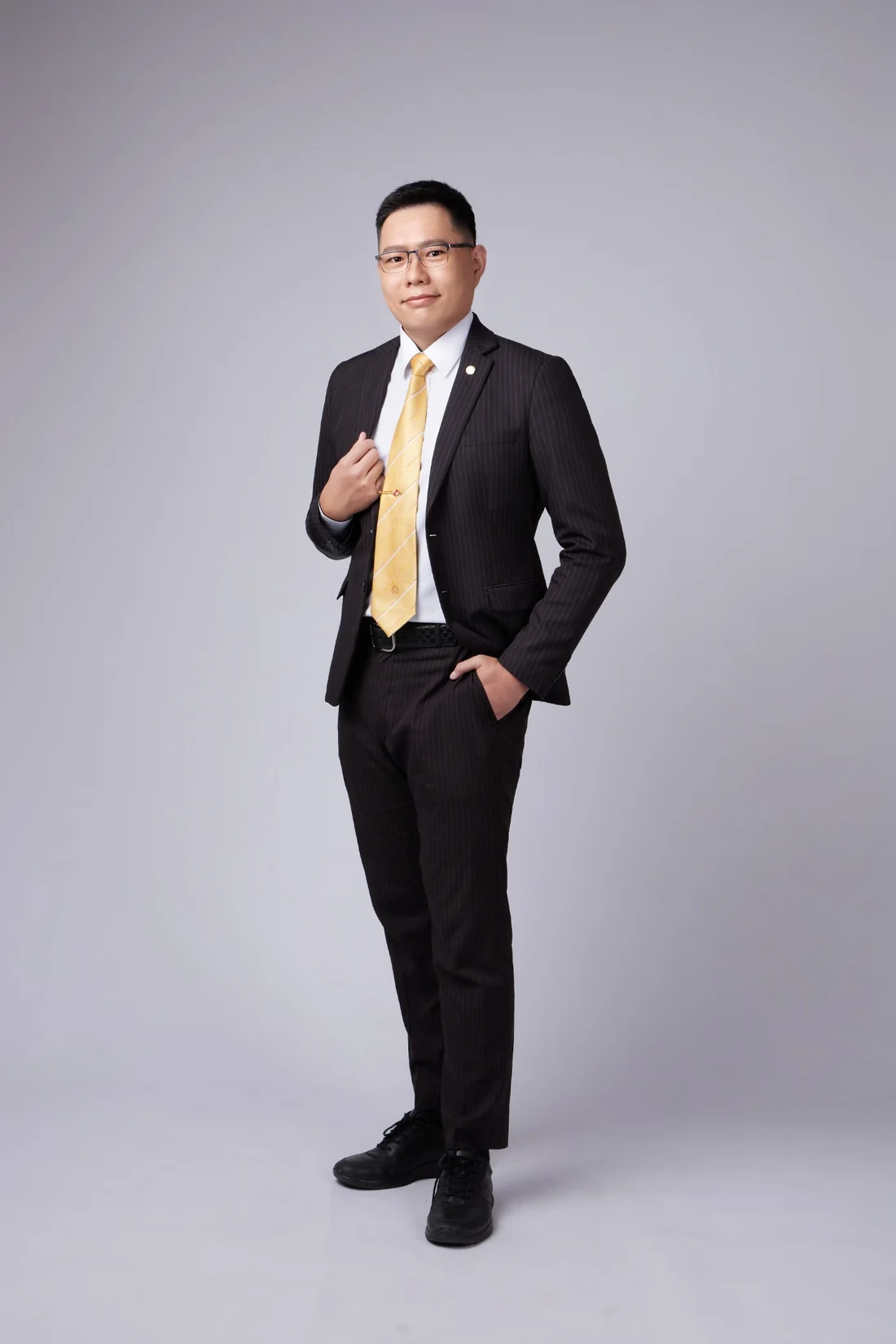 鑫海團隊創辦人與店長黃俊嘉全身形象照